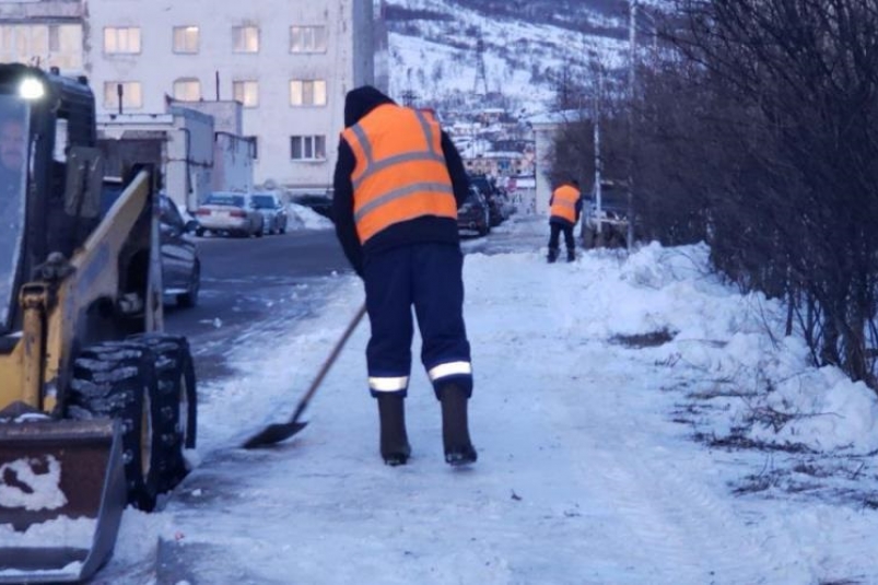 Вывоз снега, противогололедная обработка, формирование ледяной горки Источник