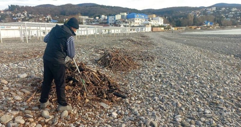 В Сочи убрали ветки и бытовой мусор с 88 пляжей после шторма Пресс-служба администрации Сочи