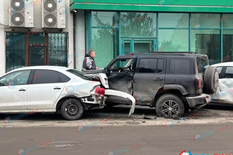 В центре Ростова произошло массовое ДТП Сетевое издание donday.ru