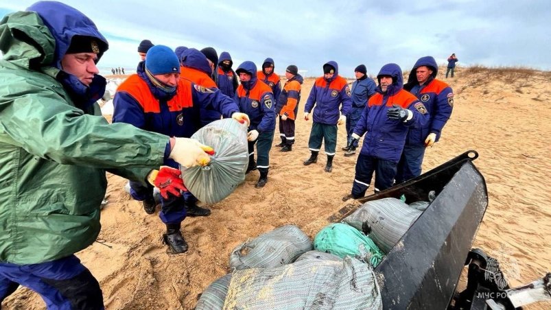 Разлив мазута затронул 54 километра береговой линии МЧС по Республике Крым