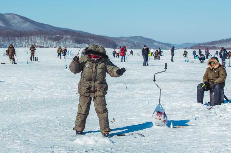 зимняя рыбалка, рыбак Мария Смитюк, ИА PrimaMedia