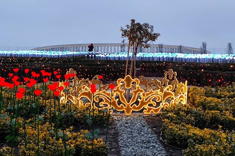 Гигантская ажурная корона засверкала в парке Галицкого перед Новым годом t.me/park_galitskogo