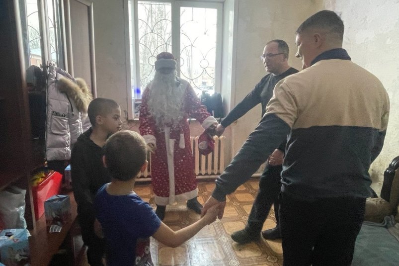 Дети из многодетной семьи в Усолье-Сибирском получили подарки от Деда Мороза Усольское ГОО "Совет отцов" во "ВКонтакте" (12+)