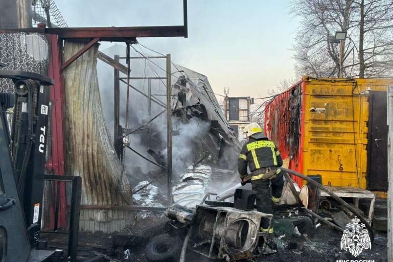 Пожарные ликвидировали возгорание склада во Владивостоке МЧС России по Приморскому краю