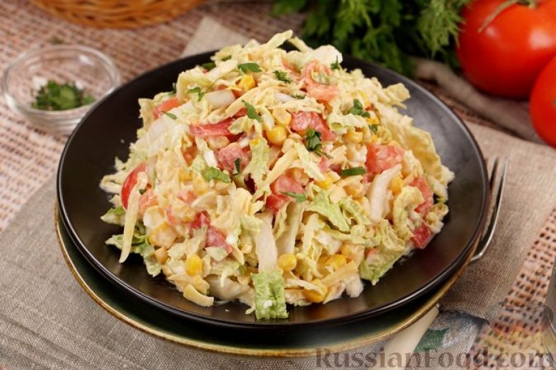 Салат с пекинской капустой, кукурузой, помидорами и сыром russianfood.com