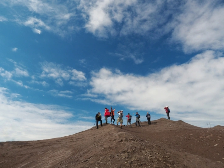 Туристы на вулкане Горелый Елена Поддубная, KamchatkaMedia