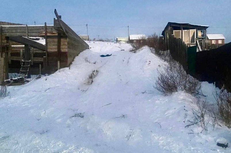 В Иркутске скончалась девочка, попавшая под машину после скатывания со стихийной горки Следком по Иркутской области