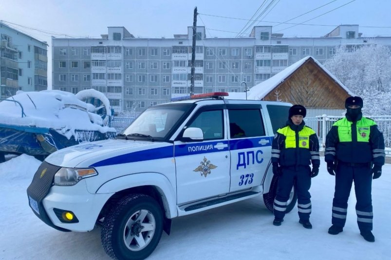 В Якутии инспекторы ДПС помогли девушке, чья машина заглохла на трассе в сильные морозы МВД России по РС (Я)