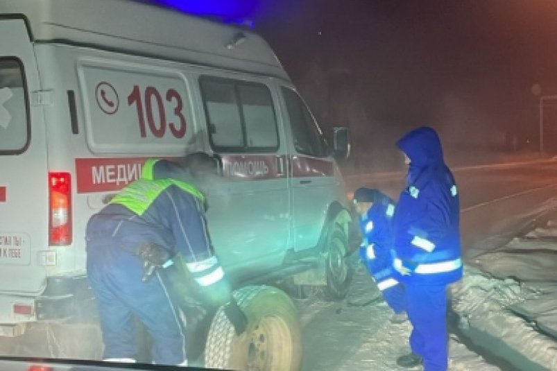 В Якутии сотрудники Госавтоинспекции оказали помощь водителю "Скорой помощи" МВД России по РС (Я)