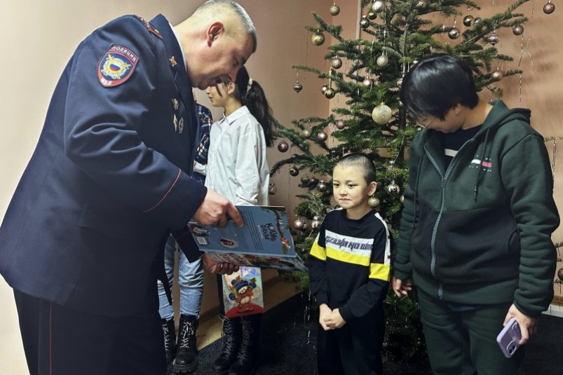 Новогодние желания детей исполнили полицейские Хабаровского края Предоставлено пресс-службой УМВД России по Хабаровскому краю