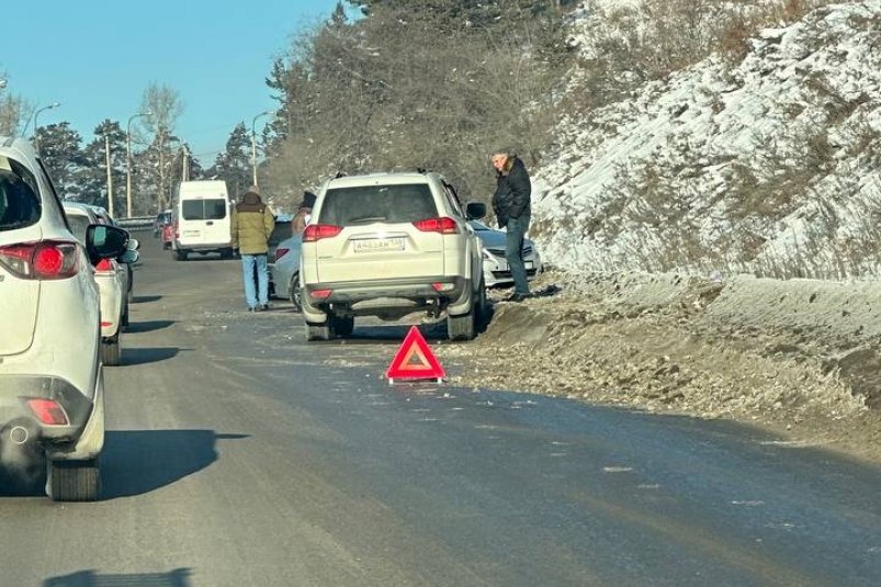 Три авто столкнулись на Кайской горе в Иркутске ИА IrkutskMedia