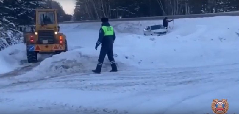 В Красноярском крае автоинспекторы вызволили следующее в Иркутск авто из снежного плена МВД РФ