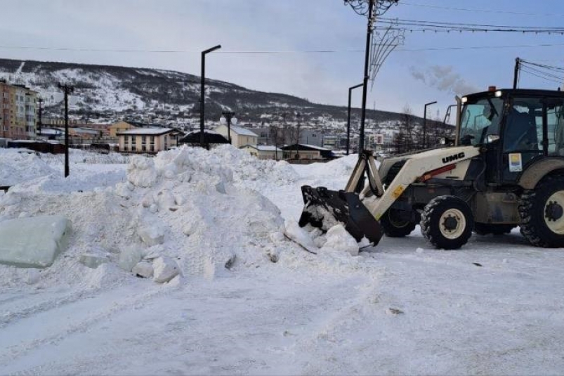 Магадан продолжают очищать от снега и наледи Источник