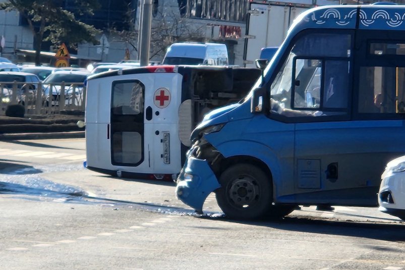 Скорая перевернулась после ДТП с автобусом на юге Ставрополя Телеграм-канал "Нетипичный Ставрополь" (18+)