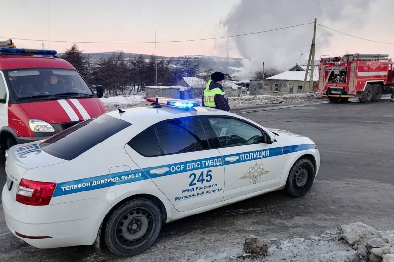 Госавтоинспекция дежурит в районе пожара на улице Пролетарской Госавтоинспекция УМВД России по Магаданской области