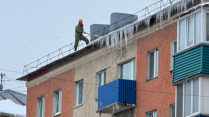 Устранение сосулек и наледи на крышах мэрия Южно-Сахалинска взяла под контроль пресс-служба администрации Южно-Сахалинска