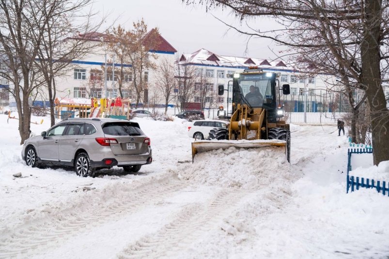 Мэр Южно-Сахалинска проверил уборку снега во дворе по проспекту Мира пресс-служба администрации Южно-Сахалинска