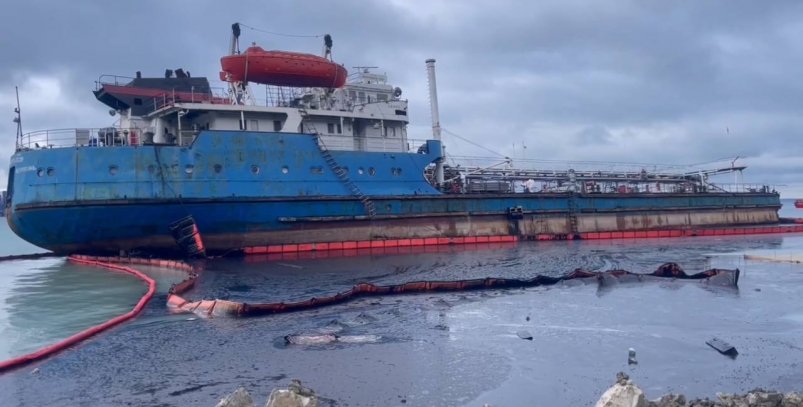 На Кубани проложили дорогу под обрывом к севшему на мель танкеру  "Волгонефть-239" t.me/opershtab23