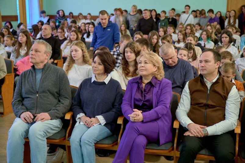 Жигуновы подарили картины школе Соцсети Я. Павленко