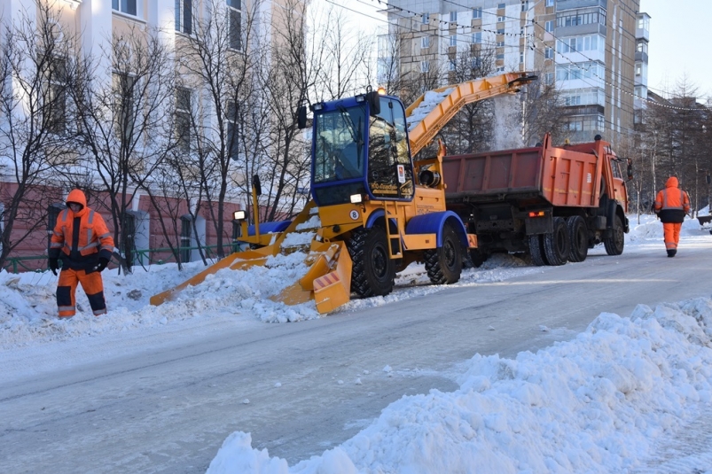 Магадан продолжают очищать от снега Источник