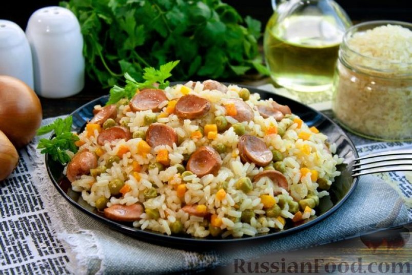 Рис с сосисками и консервированным горошком (на сковороде) russianfood.com