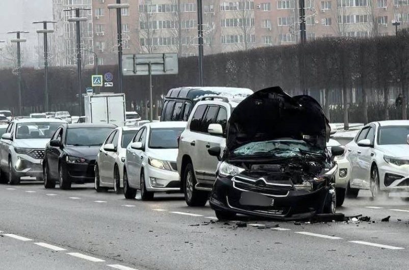 Жесткое ДТП возле парка Галицкого парализовало Краснодар t.me/krasnodarkray1