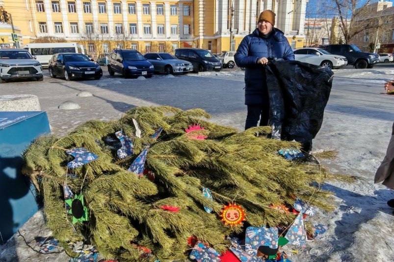 Уборка ёлок с Театральной площади Юлии Скорняковой