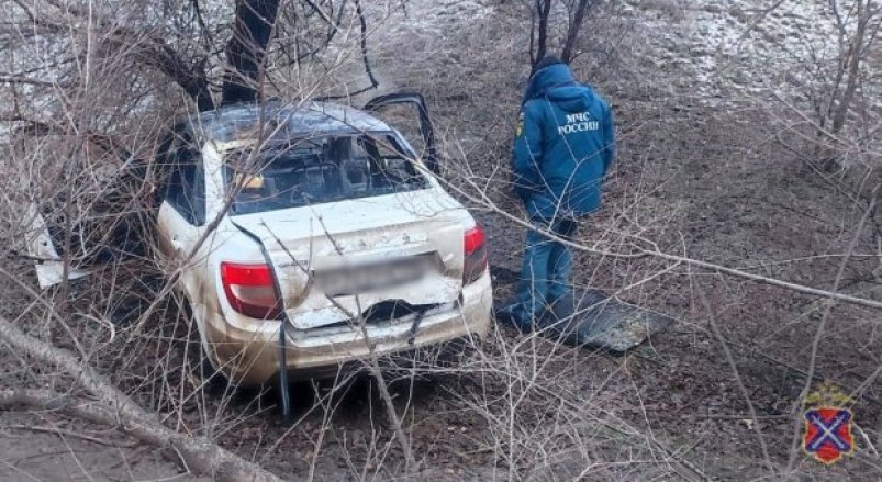 Женщина-водитель погибла в загоревшейся "Ладе Гранта" ГУ МВД России по Волгоградской области