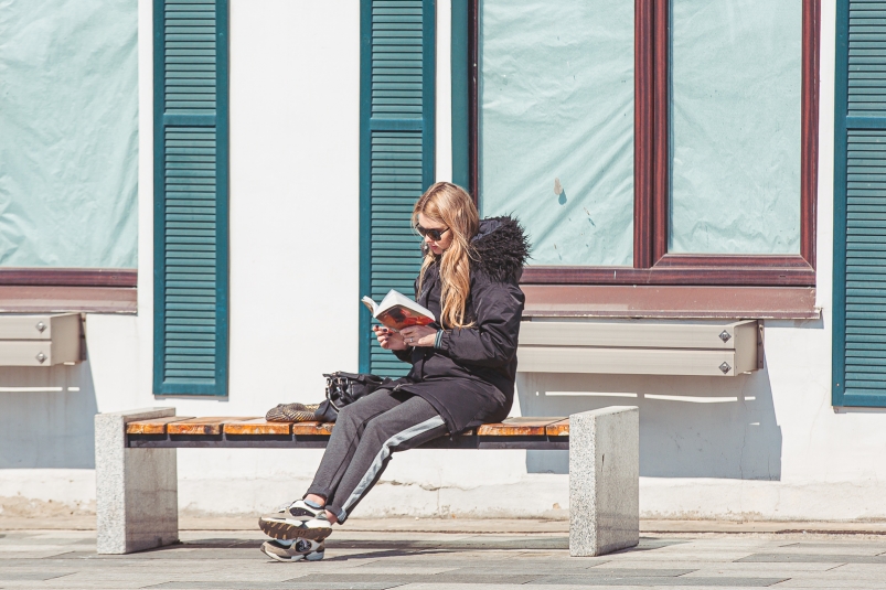 чтение, прогулка, книга, ЛиТР, весна, скамейка, девушка Мария Смитюк, ИА PrimaMedia