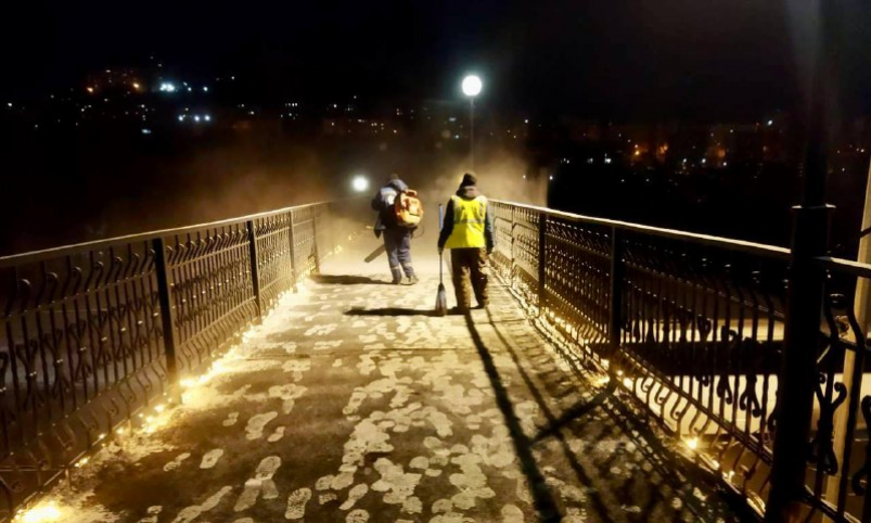 Во Владивостоке дорожники расчищают улицы от гололедицы после ночного снега Содержание городских территорий