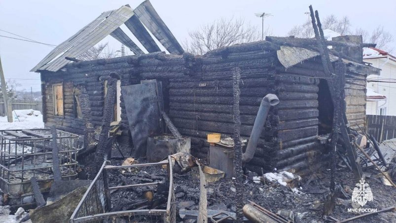 Везение спасло многодетную семью  во время пожара в доме в Советской Гавани Предоставлено пресс-службой ГУ МЧС России по Хабаровскому краю