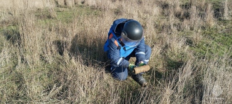 Два артиллерийских снаряда времён ВОВ уничтожили пиротехники в Крыму МЧС по Крыму