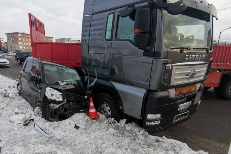 На улице Портовой в городе Магадане грузовик столкнулся с легковым автомобилем Госавтоинспекция УМВД России по Магаданской области