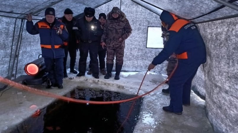 Тело мужчины подняли из проруби водолазы Службы спасения Якутии Служба спасения РС (Я)