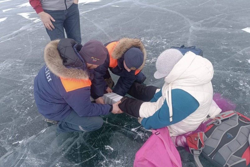 Женщина травмировала ногу во время катания на коньках на Байкале Байкальский поисково-спасательный отряд