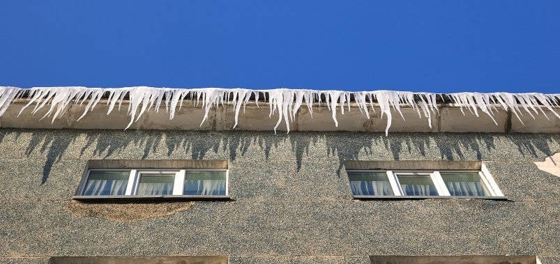 В Южно-Сахалинске продолжается борьба с сосульками на крышах зданий пресс-служба администрации Южно-Сахалинска