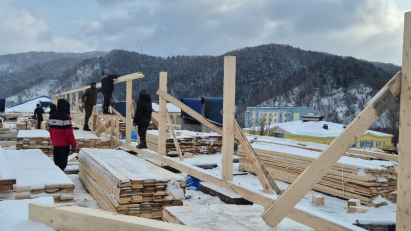 Крышу дома, загоревшегося в Невельске по улице Гоголя, начали восстанавливать пресс-служба правительства Сахалинской области