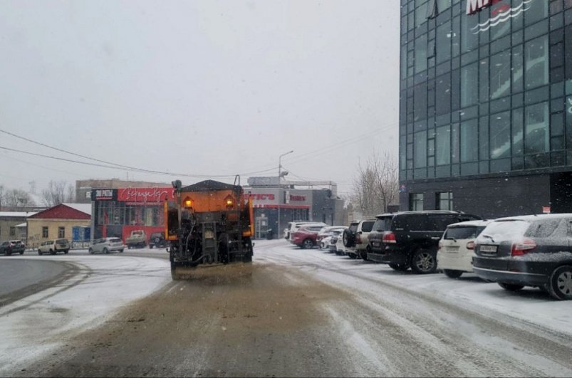 Дорожники Владивостока убирают снег и борются с наледью на опасных участках Администрация Владивостока