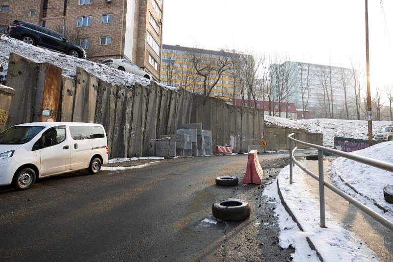 Во Владивостоке на Аллилуева приступили к ремонту подпорной стены: проезд закрыт Администрация Владивостока