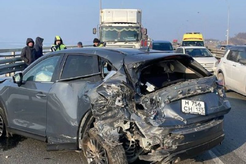 Движение на низководном мосту Седанка-Де-Фриз во Владивостоке парализовано из-за ДТП Полиция Приморья