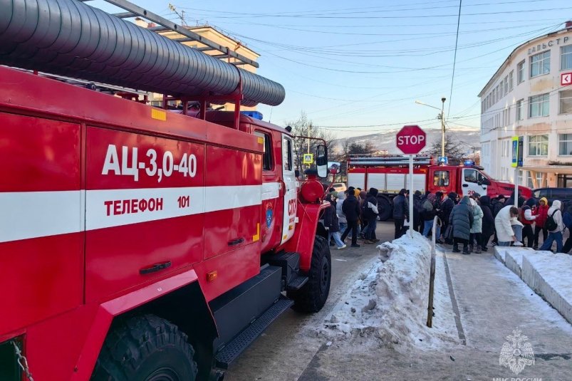 700 человек эвакуировались из-за пожара в магаданском техникуме ГУ МЧС России по Магаданской области