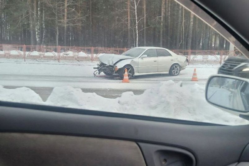 ДТП вблизи автобусной остановки произошло в Саянске взято из группы "ДТП38" в Телеграм (18+).