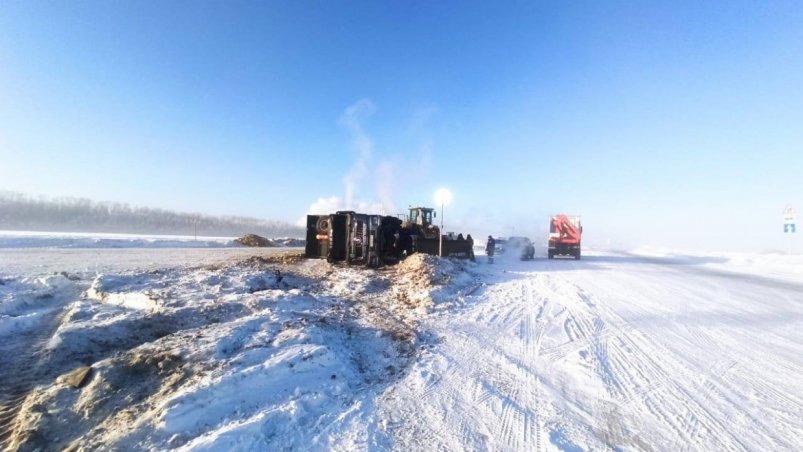 На ледовой переправе Нижний Бестях – Якутск перевернулся грузовик Госавтоинспекция