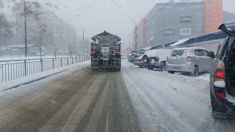 Коммунальщики Владивостока продолжает уборку дорог Администрация Владивостока