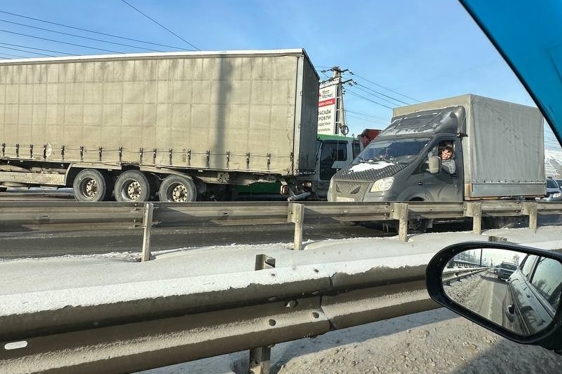 Движение на улице Трактовой в Иркутске затруднено из-за ДТП с участием большегруза взято из группы "ДТП38" в телеграмм (18+)