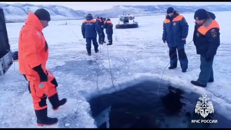 На Байкале завершены поиски тел провалившихся под лёд рыбаков скриншот видео из социальных сетей