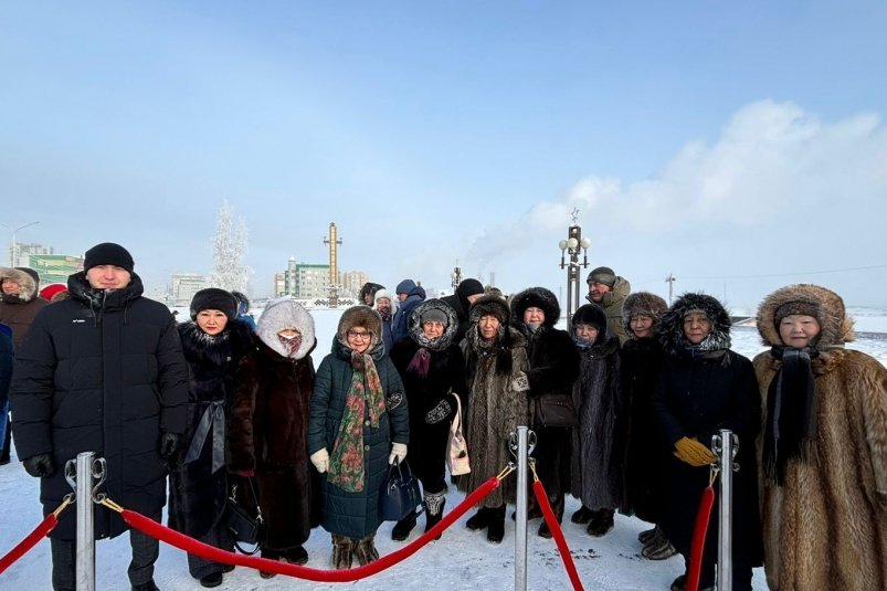 В Якутске возложили цветы к мемориальной плите города-героя Сталинграда ИА YakutiaMedia