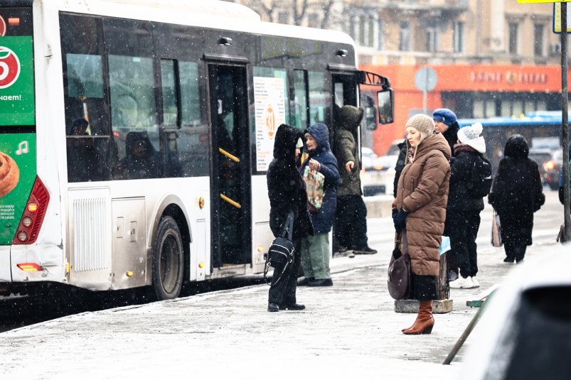 снег, снегопад, остановка, автобус, пассажиры, зима, Луговая Евгений  Кулешов, ИА PrimaMedia.ru