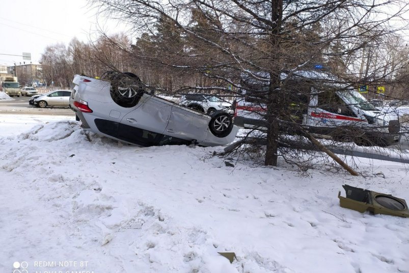 Автомобиль перевернулся на крышу в результате ДТП в Ангарске Фото взято из группы "ДТП38" в Телеграм (18+).