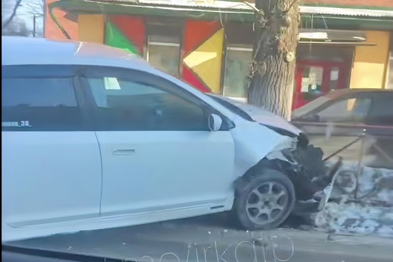 Автомобиль въехал в дорожное ограждение в Иркутске скриншот видео из социальных сетей